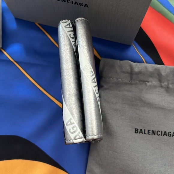 Authentic Preloved BALENCIAGA LOGO MINI TRIFOLD WALLET LEATHER MADE IN ITALY - Picture 6 of 12